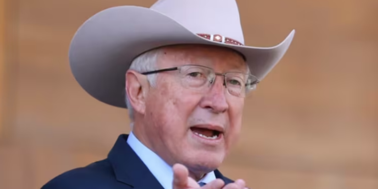 «Hay mucho trabajo por hacer», dice Ken Salazar, tras deportación de Osiel Cárdenas.