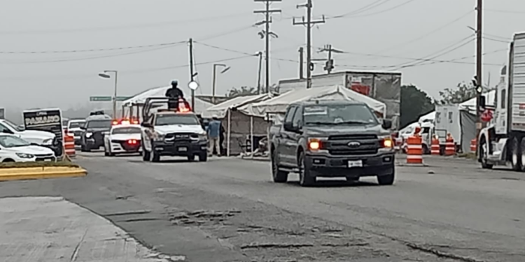 Guardia Estatal da seguridad de caravana de paisanos.