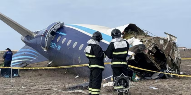 Mueren 38 personas al estrellarse avión en Kasajiztán.