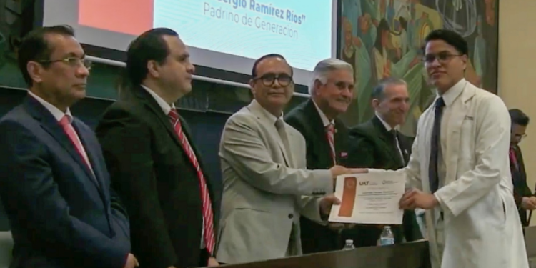 Entrega la UAT nueva generación de egresados de la Facultad de Medicina Tampico
