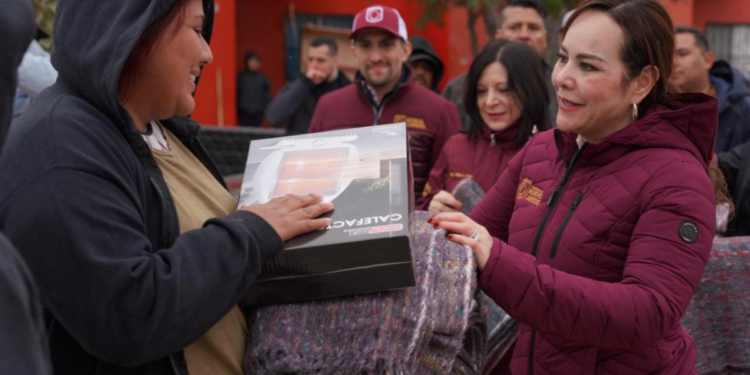 Entrega alcaldesa, Carmen Lilia Canturosas y sistema DIF cobertores y calentadores a familias vulnerables