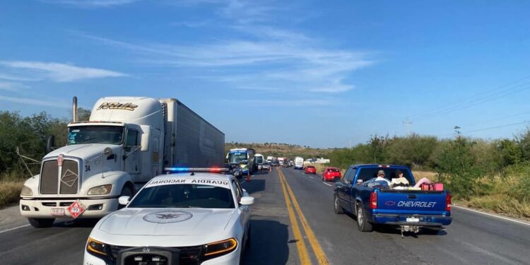 Accidente vehicular obstruye tráfico en Carretera Federal 101