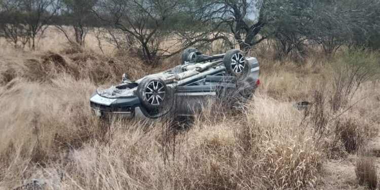 Secretario del Trabajo y su familia sufren accidente carretero.
