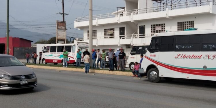 Microbuseros dejan sin transporte a victorenses