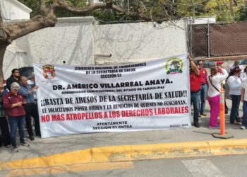 Trabajadores de Salud exigen plazas y denuncian descuentos ante Casa de Gobierno
