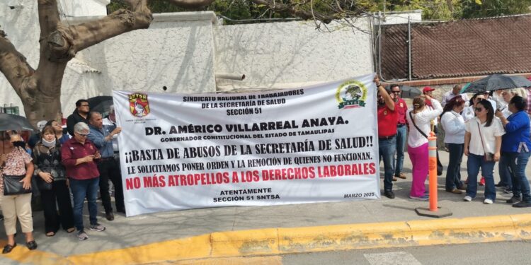 Trabajadores de Salud exigen plazas y denuncian descuentos ante Casa de Gobierno