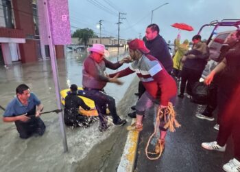Despliega Guardia Estatal lanchas inflables para salvar a familias en Reynosa