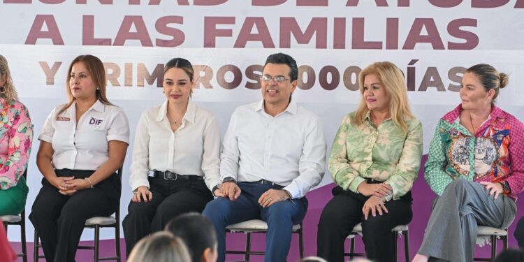 Con la voluntad de ayudar, Lalo y Lucy entregan apoyos alimentarios.