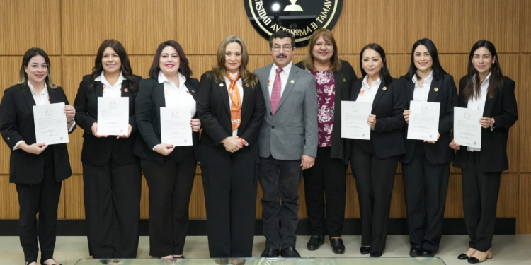 El rector Dámaso Anaya entrega nombramientos a titulares de Familia UAT
