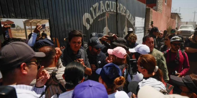 «Vengo a buscar a mi hija no a visitar un museo»; madres irrumpen en rancho Izaguirre.