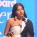 Al borde del llanto, Ángela Aguilar recibe premio y habla de las críticas: «este año casi me rompe»