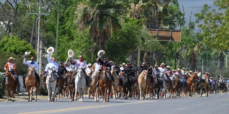 Cabalgantes celebran bicentenario de fundación de Victoria.