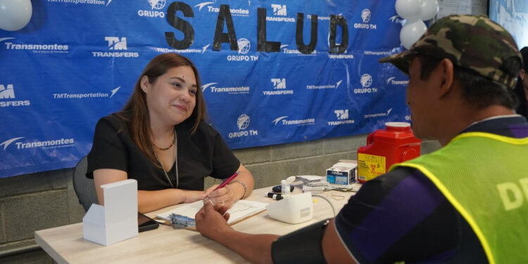 Lleva gobierno de Nuevo Laredo brigada médica a trabajadores