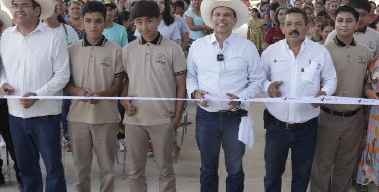 Entrega alcalde obras de apoyo a la educación en ejido Juan Rincón.