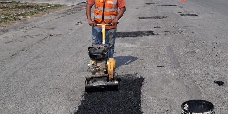 El programa de bacheo permanente sigue sin interrupción mejorando vialidades.