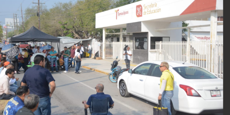 Acuerdo entre el SNTE y Gobierno evita paro magisterial y libera la SET