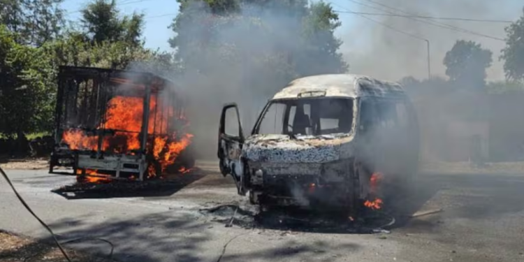 Vive Michoacán nueva ola de violencia; reportan ataques armados, narcobloqueos y quema de tiendas.