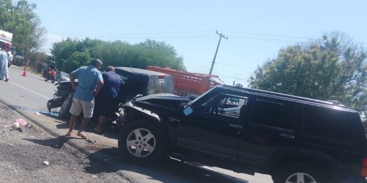 Dos heridos en choque de camionetas cerca del Barretal.