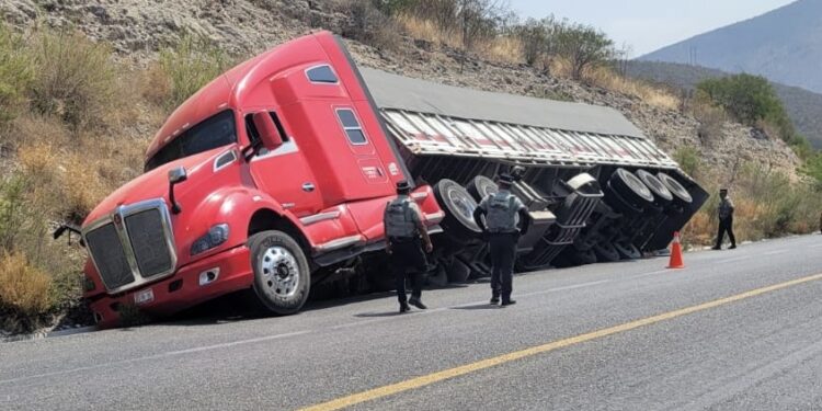 Vuelca trailer cerca de Palmillas