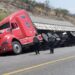 Vuelca trailer cerca de Palmillas