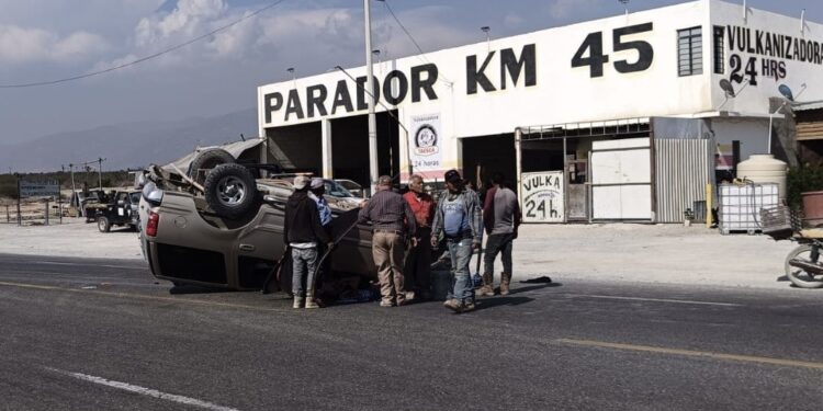 CAMIONETA VUELCA EN TULA: TRES HERIDOS Y CAOS VEHICULAR