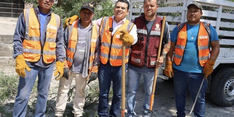 Supervisa alcalde limpieza de dren pluvial