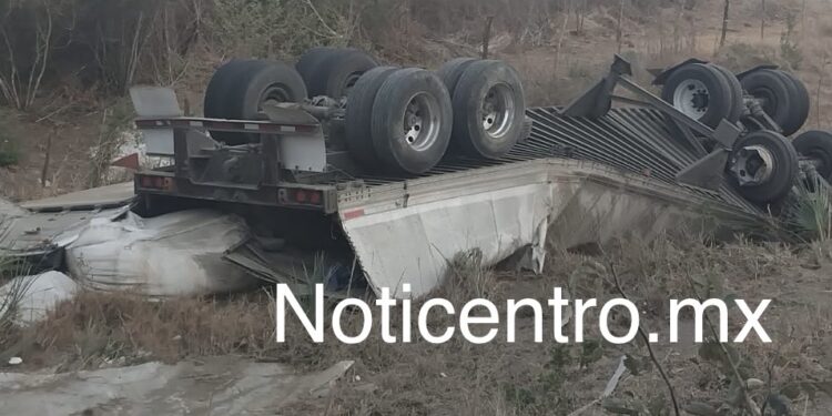 Falla mecánica provoca volcadura y rapiña en carretera del sur de Tamaulipas