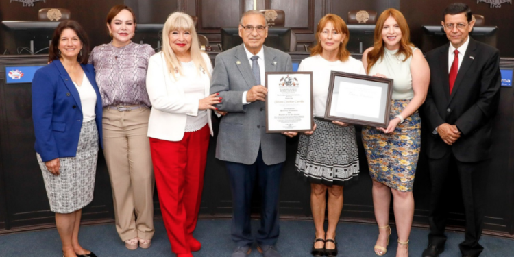 Fortalece Carmen Lilia Canturosas lazos con Laredo, Texas a través del deporte y la salud.