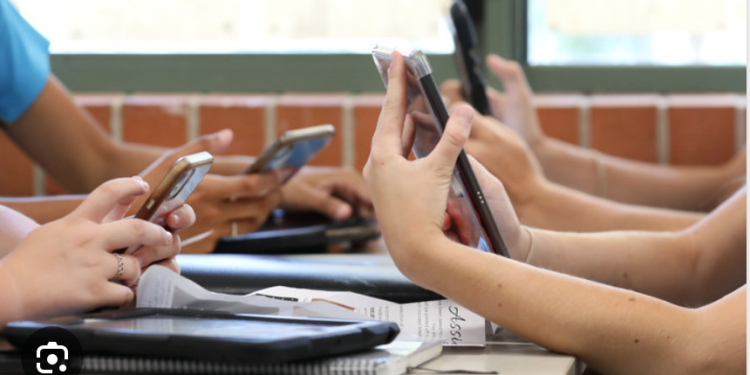 ADIÓS A CELULARES EN CLASE; DIPUTADOS APRUEBAN PROHIBICIÓN.