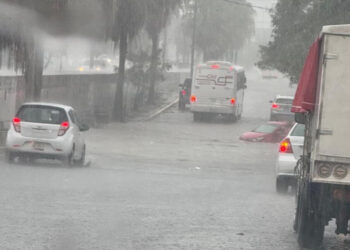 Lluvia provoca caos en Victoria: cruceros inundados y vehículos atrapados.