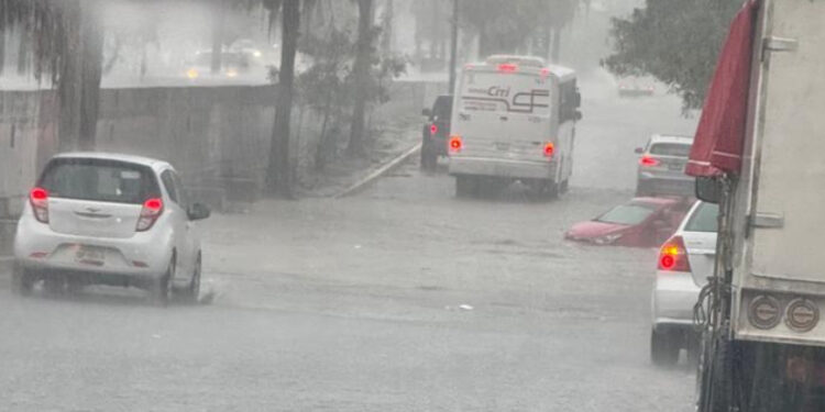 Lluvia provoca caos en Victoria: cruceros inundados y vehículos atrapados.