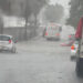Lluvia provoca caos en Victoria: cruceros inundados y vehículos atrapados.