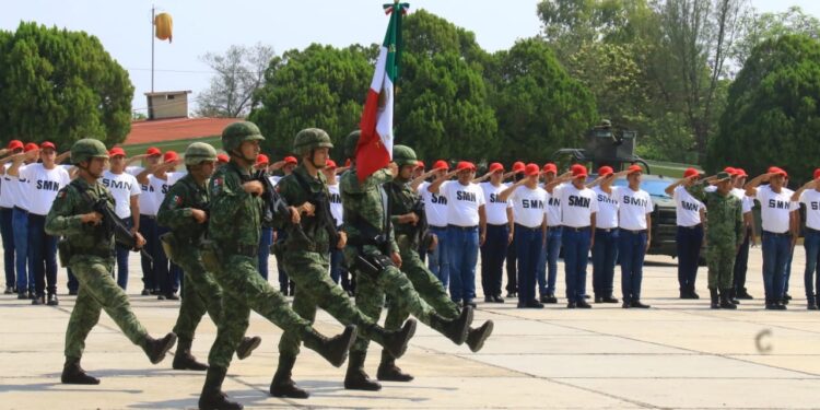 Convocan a conscriptos a encuadrarse y obtener Cartilla liberada Cd. Victoria, 18 de mayo 2025.- A través de la junta local de reclutamiento, el Gobierno de Victoria se suma a la convocatoria de la Secretaría de la Defensa Nacional (SEDENA) para los conscriptos clase 2007 y remisos que deseen cumplir con su Servicio Militar Nacional en situación de encuadramiento. La Comandancia del 77/o. Batallón de Infanteria, informa a los interesados que podrán integrarse a la 4/a. Compañía del Servicio Militar Nacional ubicado en el municipio de Apodaca, Nuevo León, durante el período del 23 de junio al 19 de septiembre. Deberán cubrir como requisitos ser voluntario, aprobar exámenes que cubrirá el Instituto Armado, ser mexicano por nacimiento, tener 18 años y no ser mayor de 29 años y 11 meses, contar con su Cartilla de Identidad del SMN, no tener antecedentes penales y no tatuajes visibles. Durante los 3 meses de estancia obtendrán derechos y beneficios como; alojamiento, alimentación, vestuario y equipo, atención médica y 130 pesos semanales como ayuda económica, su cartilla será liberada al término, acceso a la bolsa de trabajo y credencial de identidad como soldado del SMN.