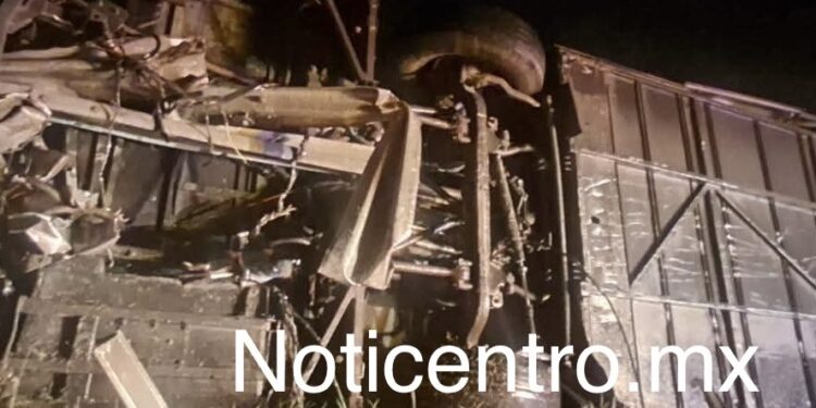 Seis lesionados tras volcadura de autobús en la Rayón–Ciudad Valles