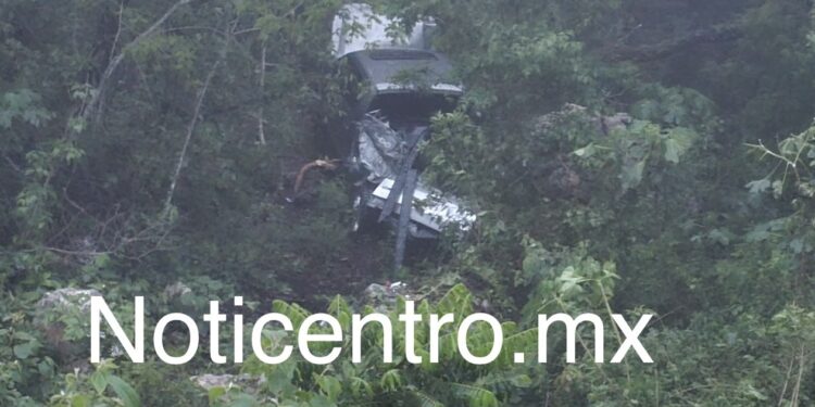 Camioneta cae 25 metros y conductor sale casi ileso