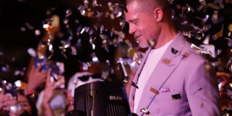 Sube Brad Pitt al podio en México con la cinta «F-1»