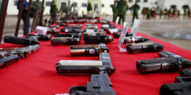 Propone Morena castigar con más cárcel a quien porte armas usadas en delitos.