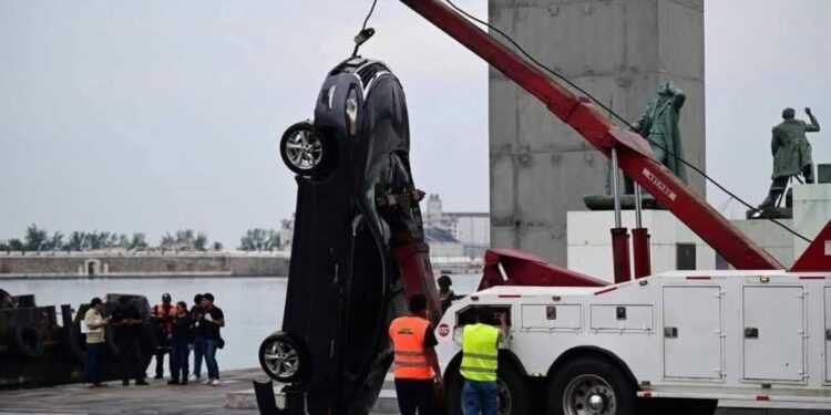Automóvil con placas de Tamaulipas cae al mar en Veracruz; mueren dos pasajeros