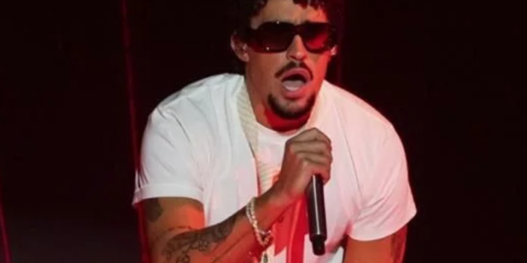 Defiende Bad Bunny en video a migrantes y critica a Trump