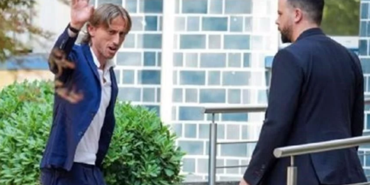 Llega Luka Modric a Italia para firmar con el AC Milán