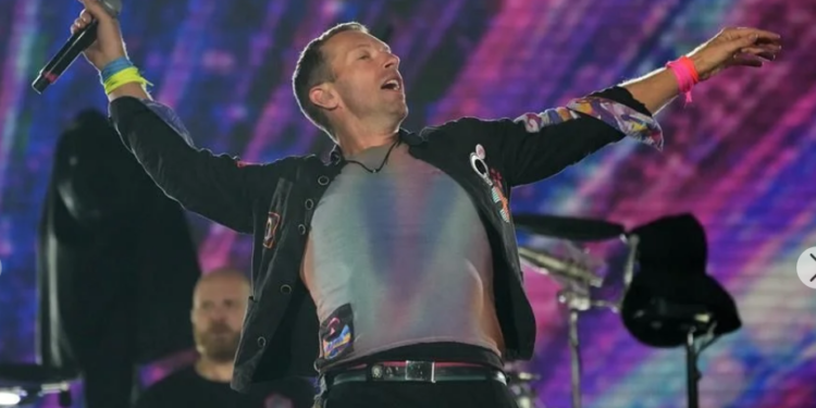 Exhibe Chris Martin a pareja infiel