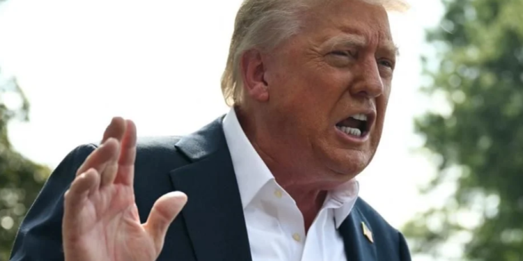 Enfrenta Trump por Epstein rebelión Republicana