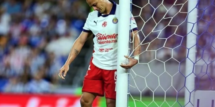 Arrastra «Chicharito» polémica, lesiones y fracaso.