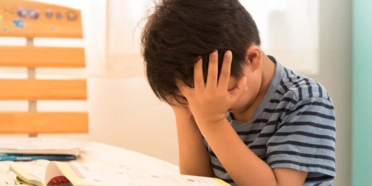 Persisten graves rezagos en lectura y escritura en primaria.