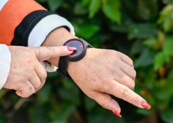 Proponen pulseras de pánico para mujeres violentadas