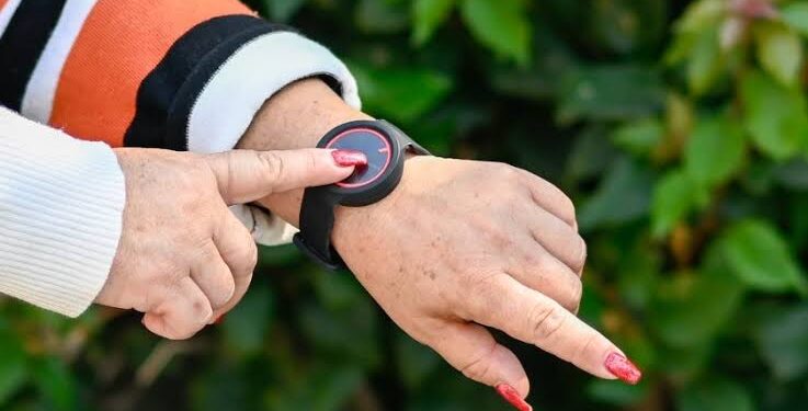Proponen pulseras de pánico para mujeres violentadas