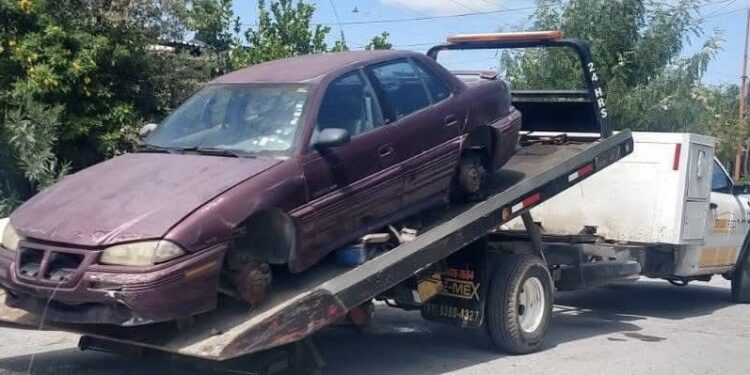 Retiran más de 70 autos chatarra en Nuevo Laredo