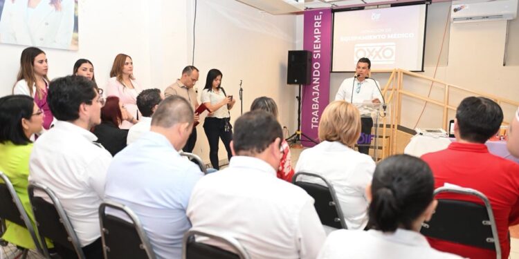 Recibe DIF Victoria equipo médico de cadena comercial OXXO.