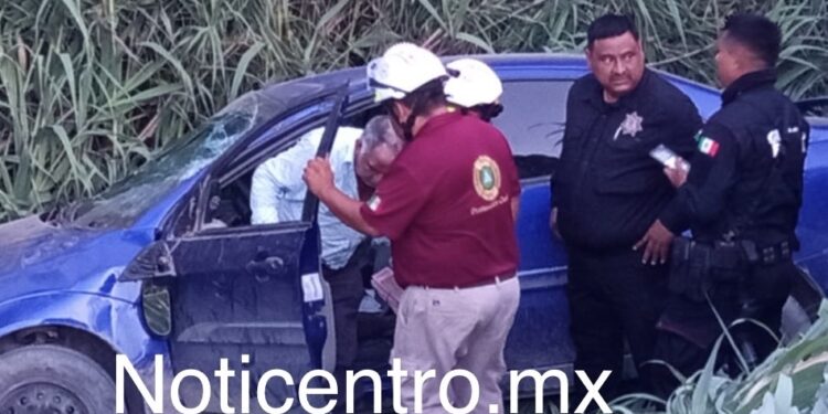 Evita choque frontal y acaba entre los matorrales.