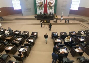 Acusarían penalmente a   quienes aparten lugares de estacionamiento.